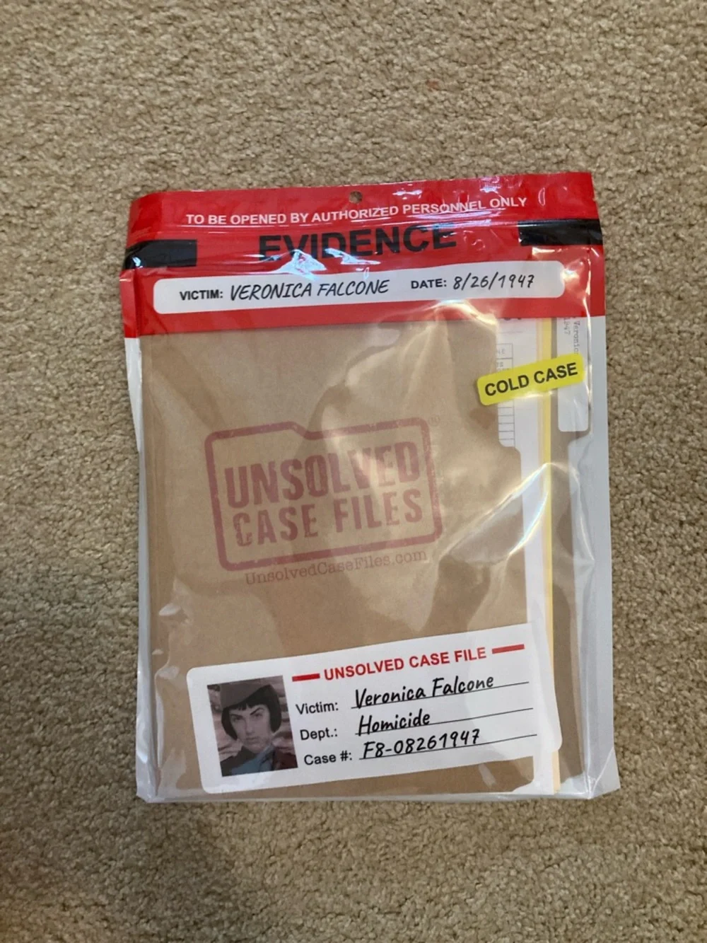 Unsolved Case Files Evidence Bag Board Game - Red and Brown - Picture 1 of 2
